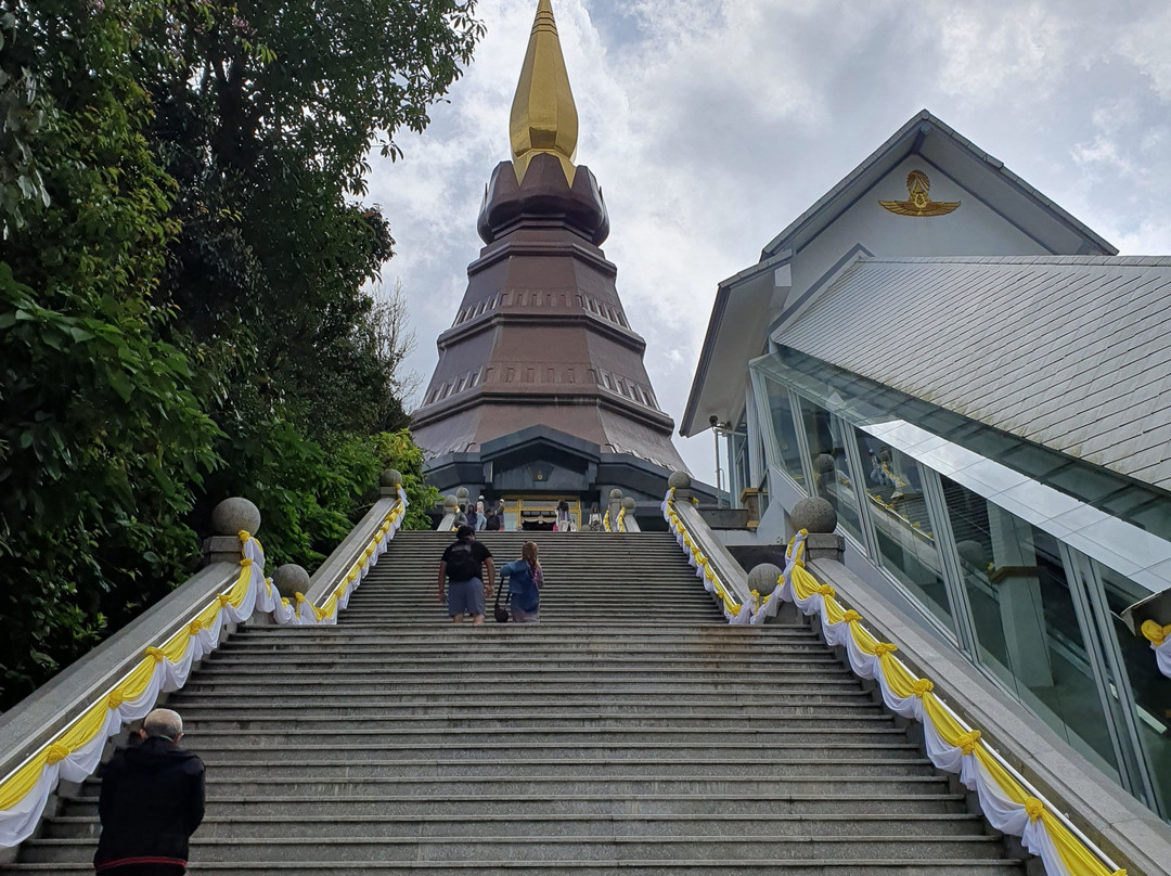 Twin Royal Stupas (Phra Maha Dhatu Nabha Metaneedol and Nabhapol Bhumisiri-宗通必去景点