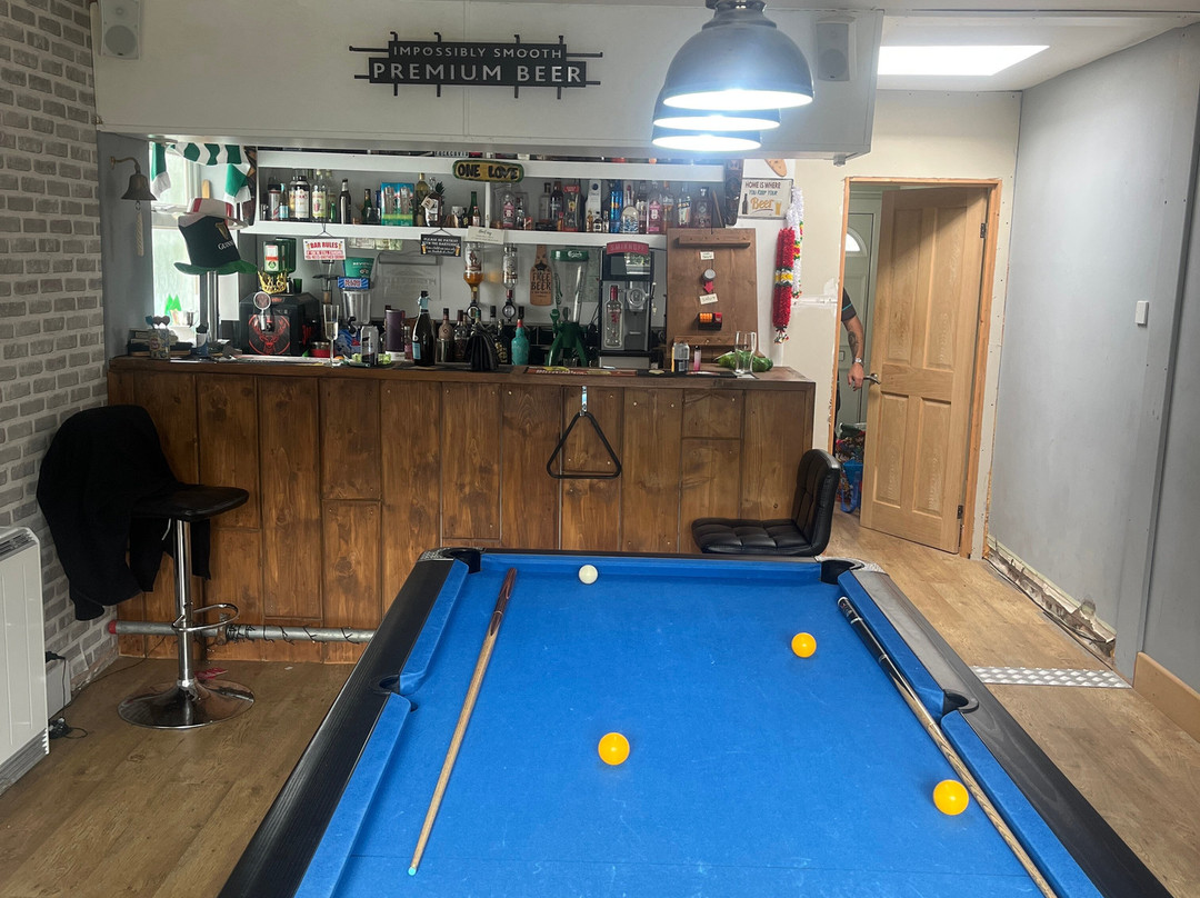 Huttons Bar And Grill
