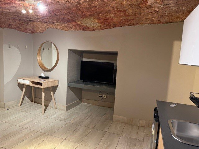 The Lookout Cave Underground Motel主图