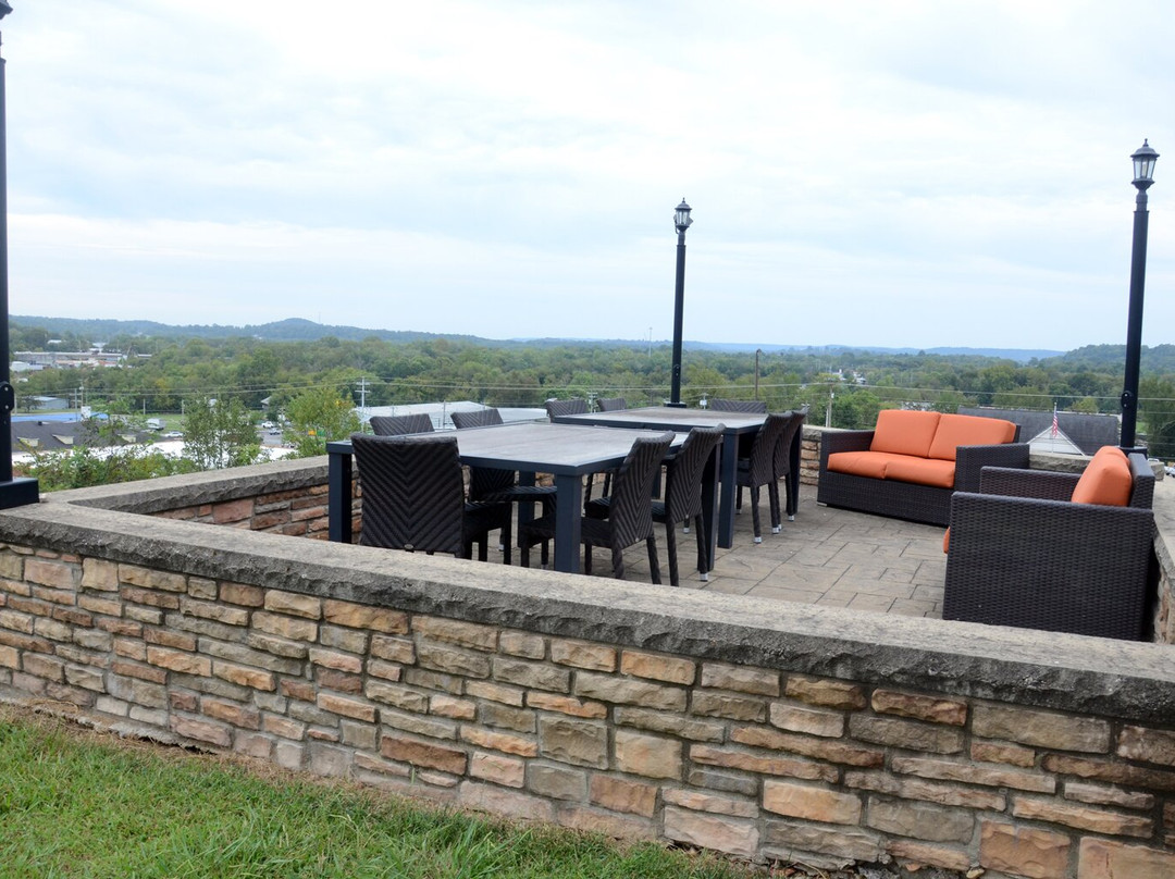 Giles Hotel Inn & Suites主图