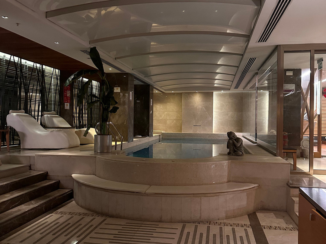 勒尼温泉酒店主图