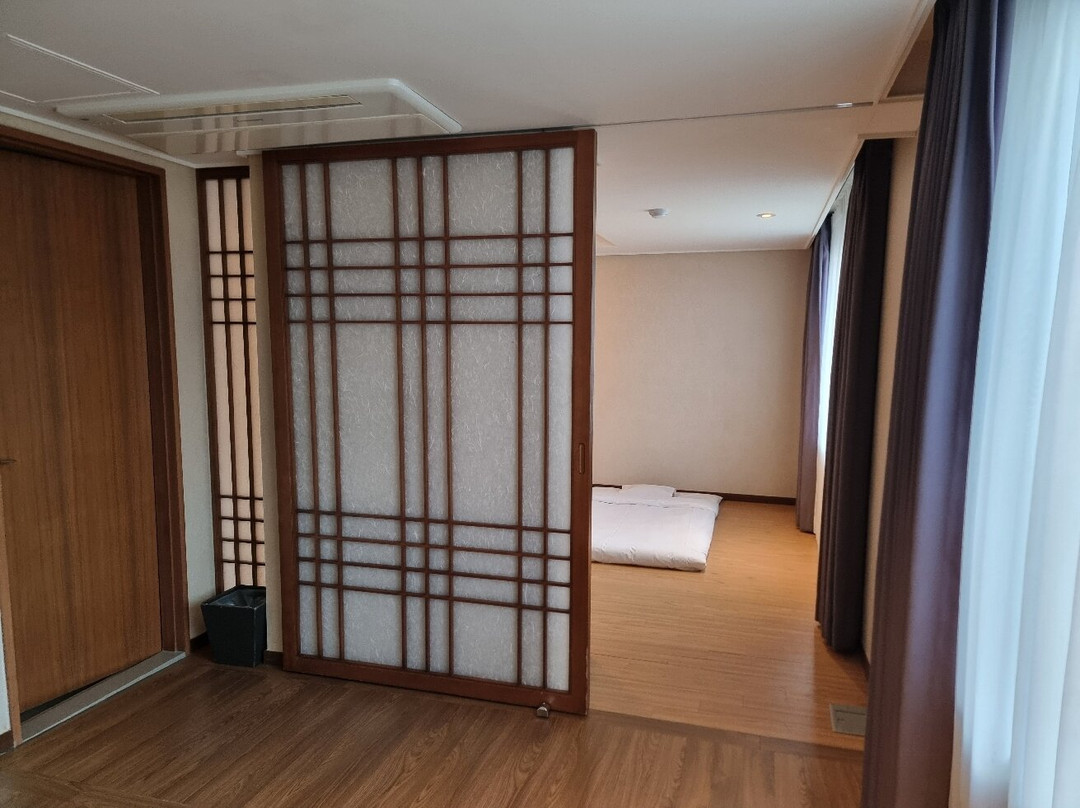 Avon Hotel Gusan主图