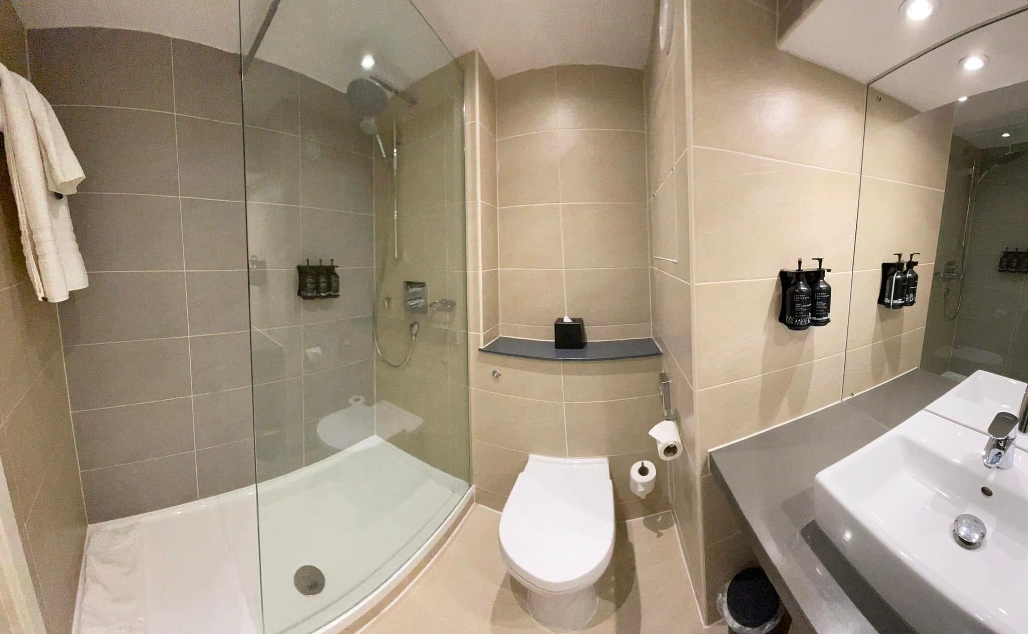 Garner Hotel Preston Samlesbury-浴室
