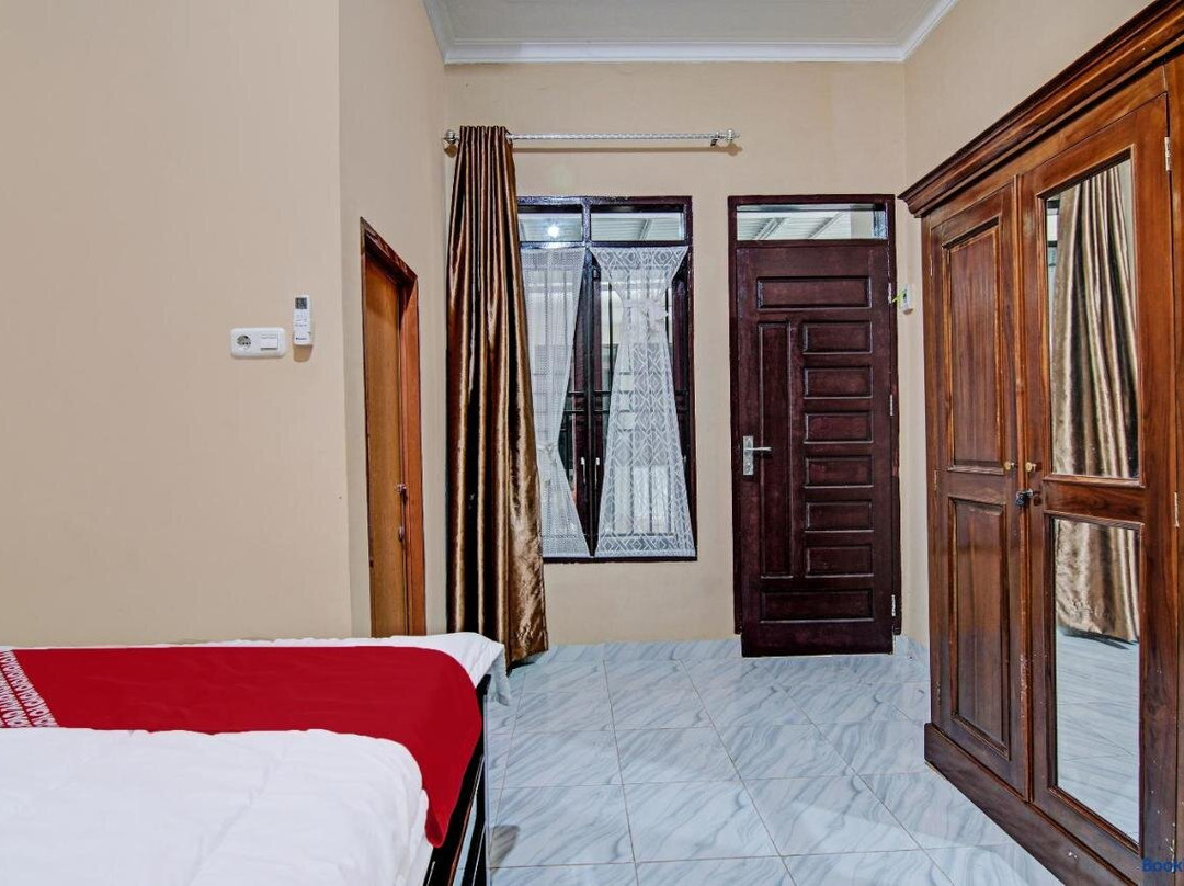 OYO 92176 Sandira Syariah