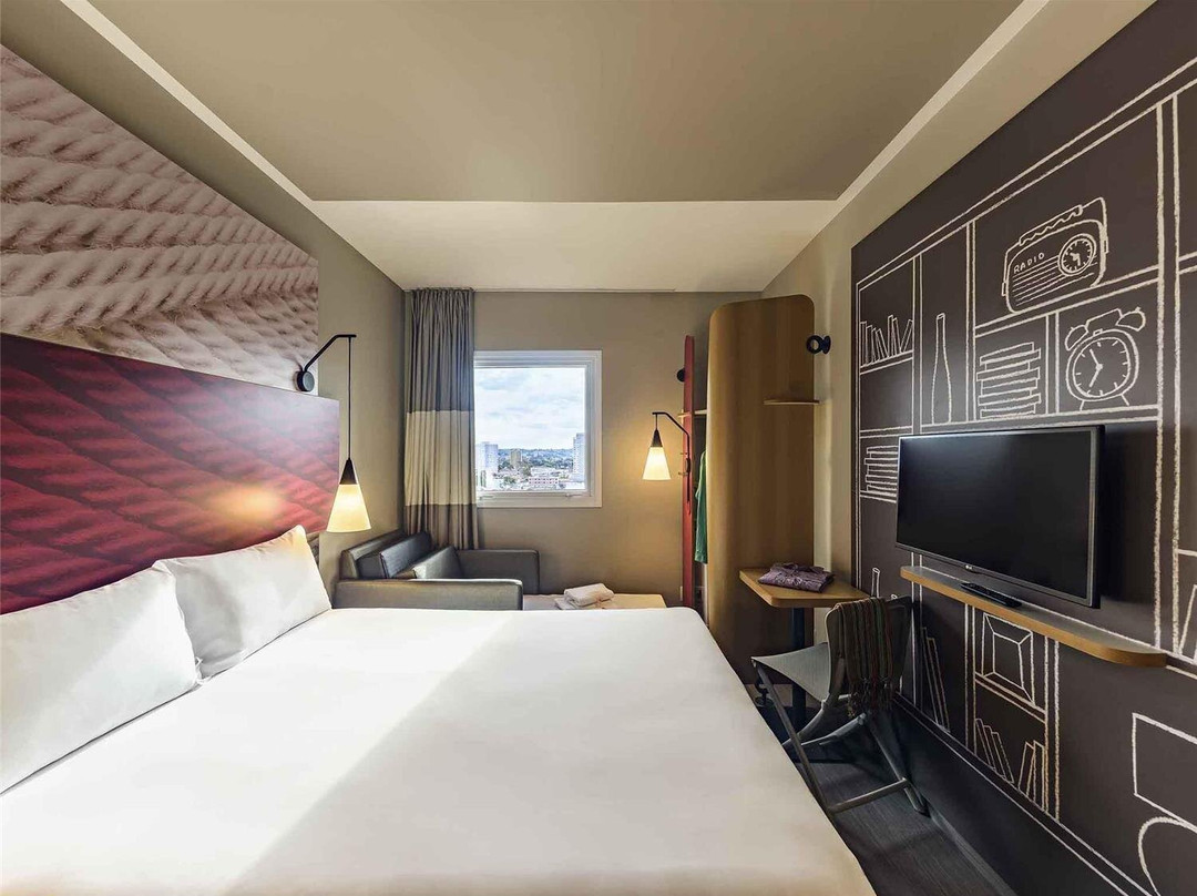 宜必思雅卡雷伊酒店主图