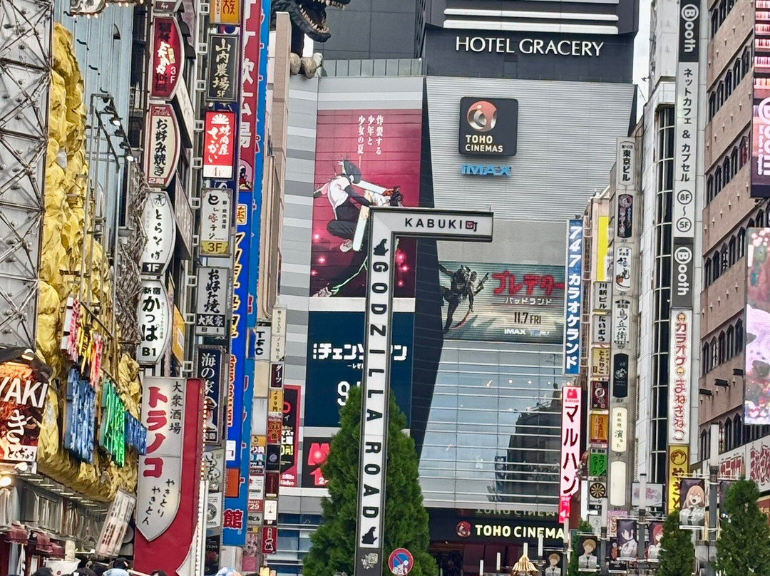 新宿哥斯拉等比头雕-Kabukicho必去景点