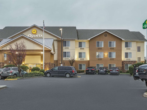 Central Point酒店住宿-梅德福费尔菲尔德客栈&套房酒店