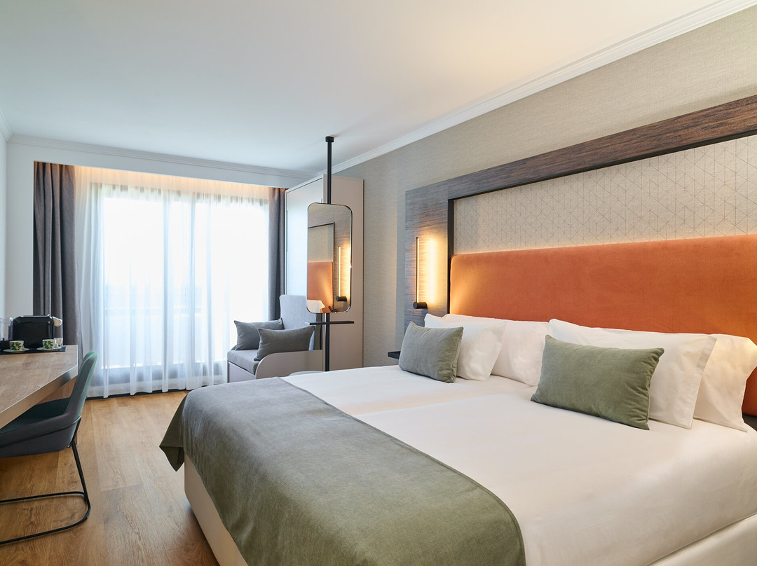 鲁纳德格拉纳达服务大酒店主图