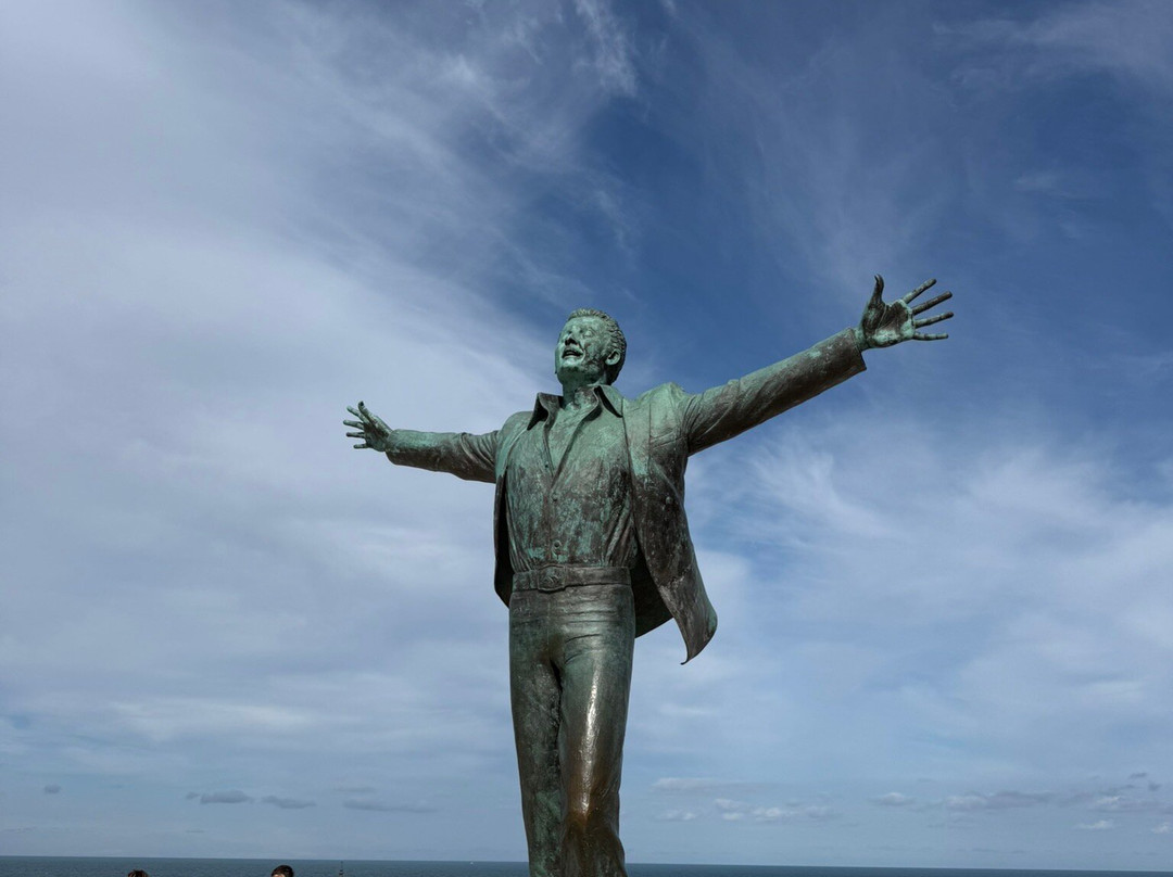 Statua di Domenico Modugno-波利尼亚诺阿马雷必去景点