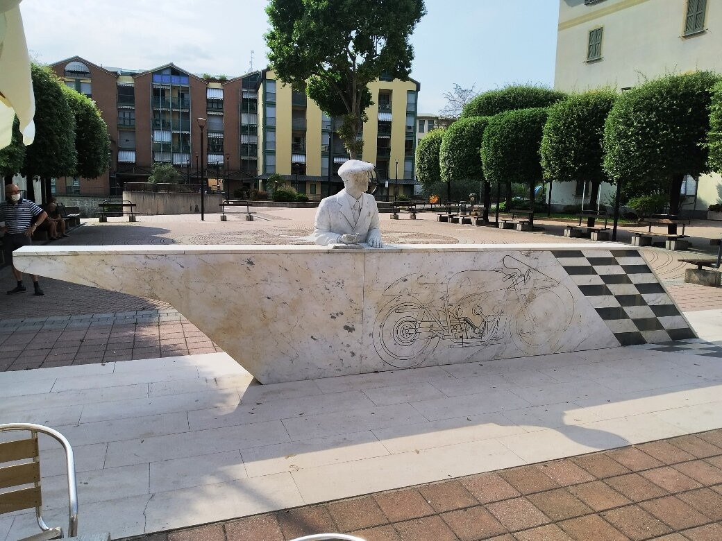 Statua Di Carlo Guzzi景点图片