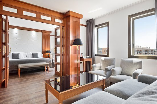 米里亚赫罗纳酒店主图