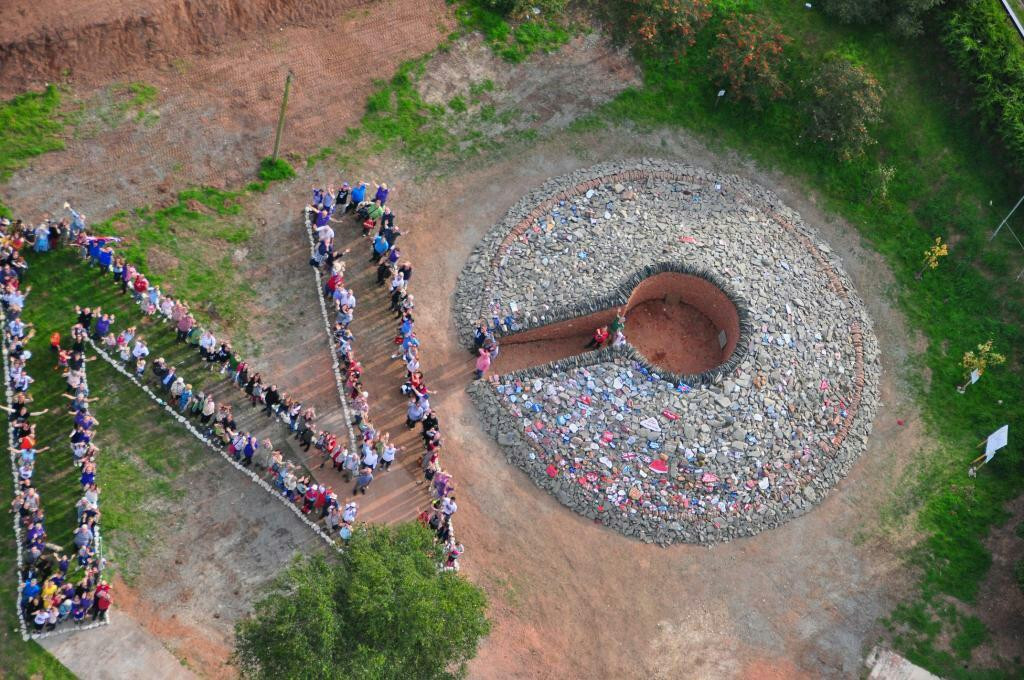 Hands Across the Border Cairn景点图片