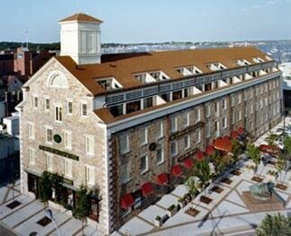 纽波特湾俱乐部酒店