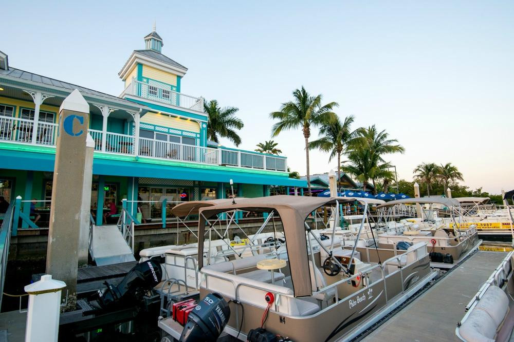 Salty Sam's Marina-迈尔斯堡海滩必去景点