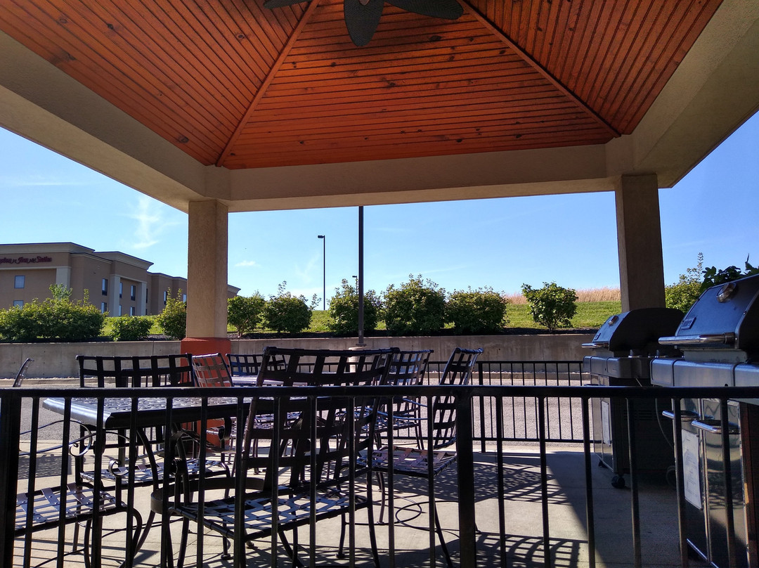 雷德克里夫诺克斯堡烛木套房酒店主图