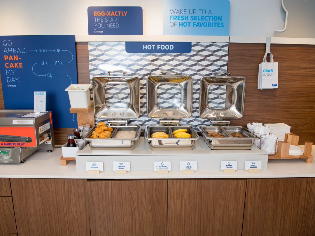 南埃尔克哈特快捷假日&套房酒店主图