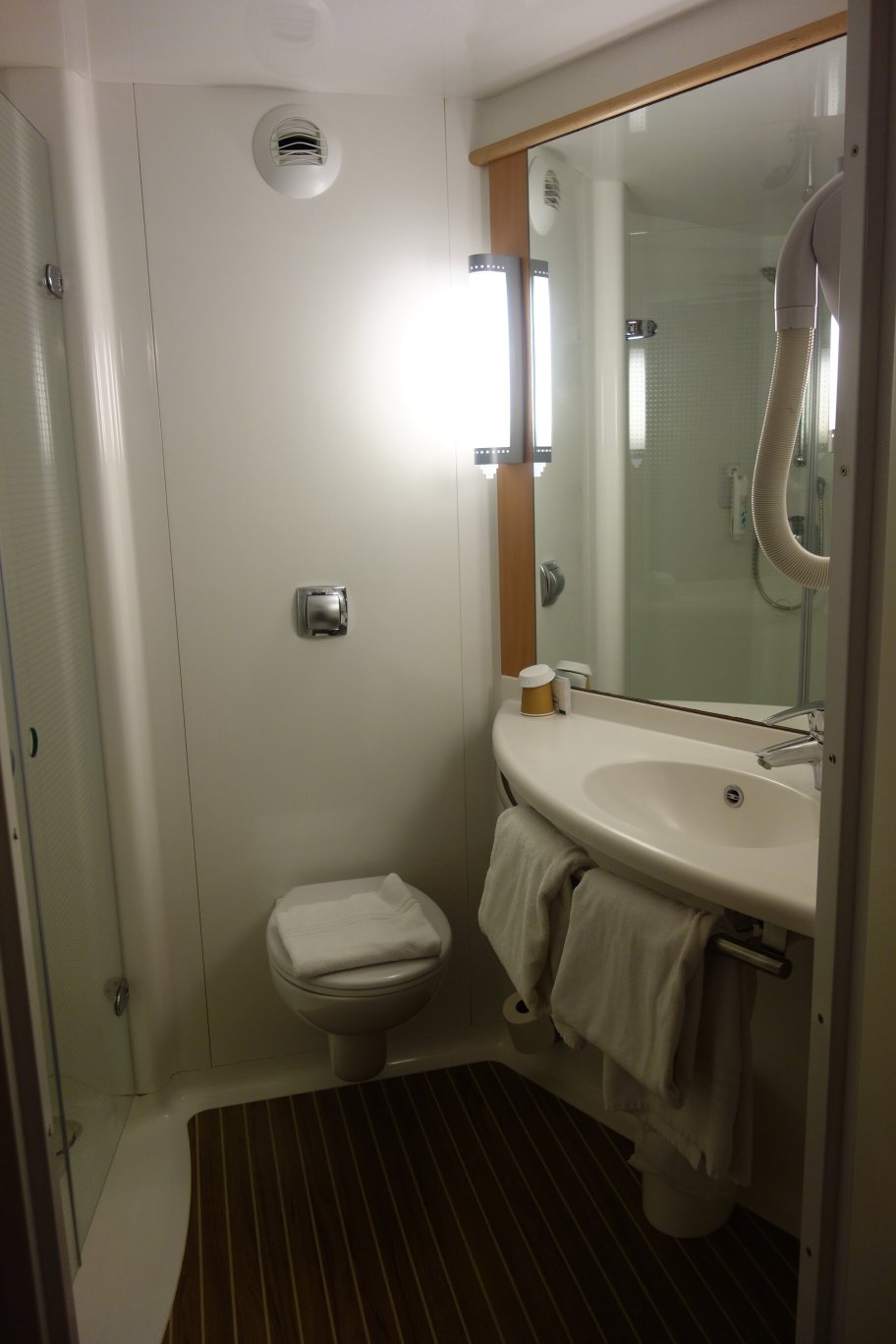 卢耶勒普泽宜必思酒店-浴室