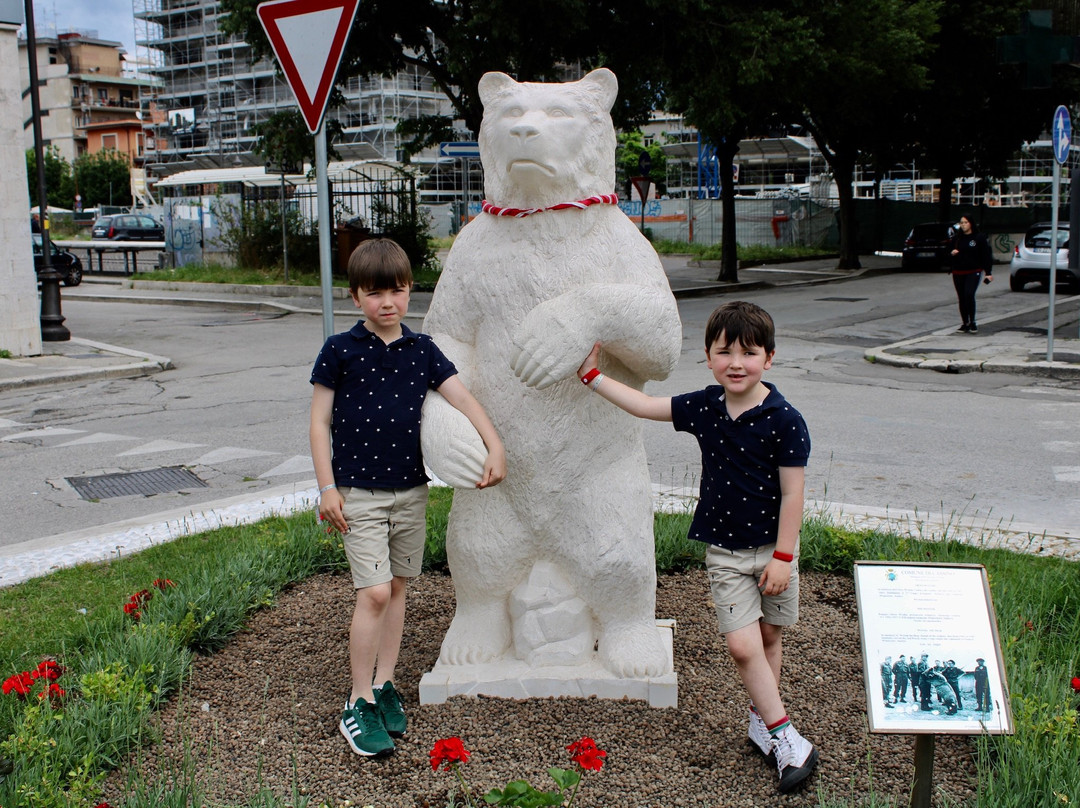 Wojtek Bear Statue景点图片