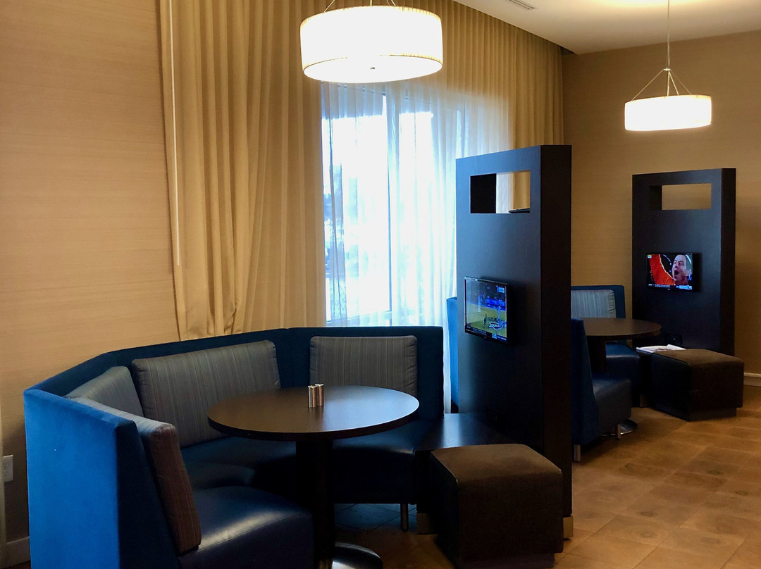 Courtyard by Marriott Westbury Long Island主图