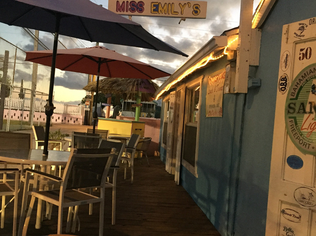 Miss Emily's Blue Bee Bar-Green Turtle Cay必去景点