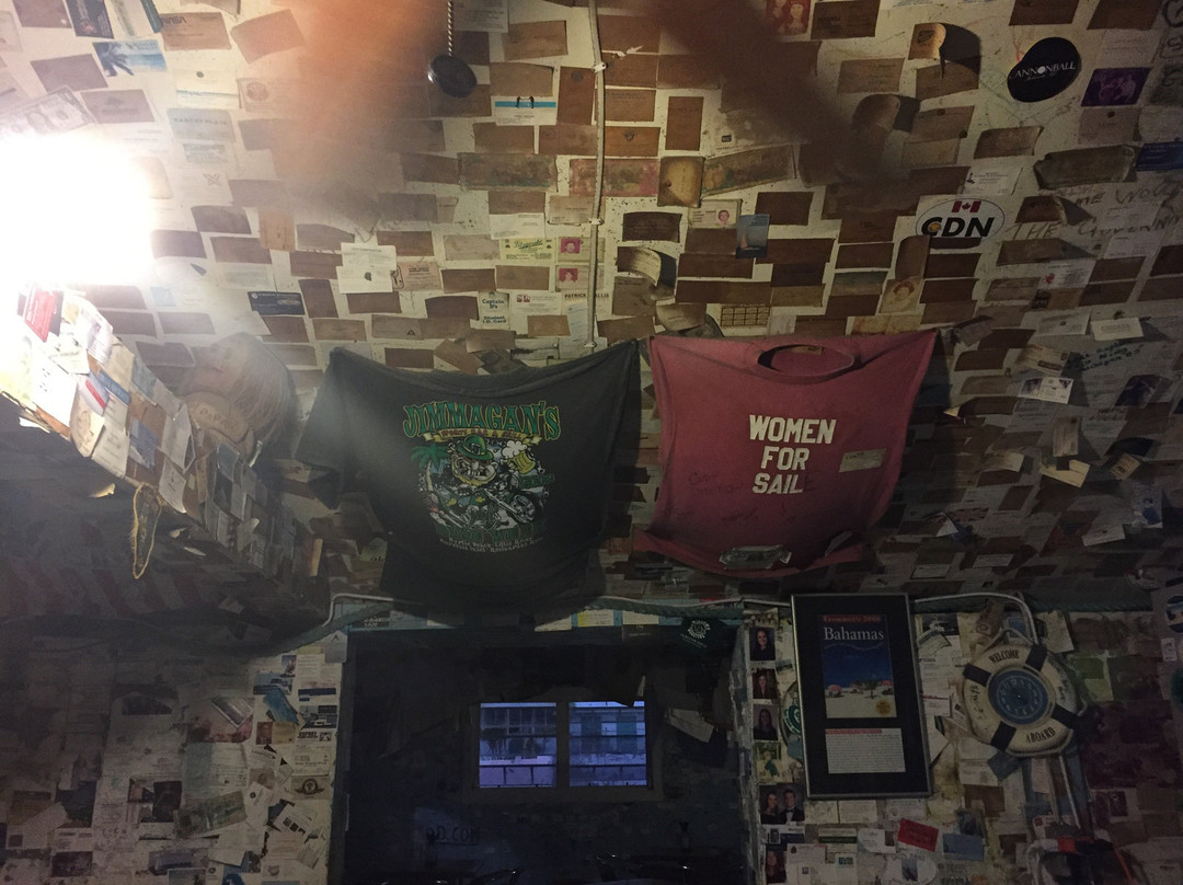 Miss Emily's Blue Bee Bar-Green Turtle Cay必去景点