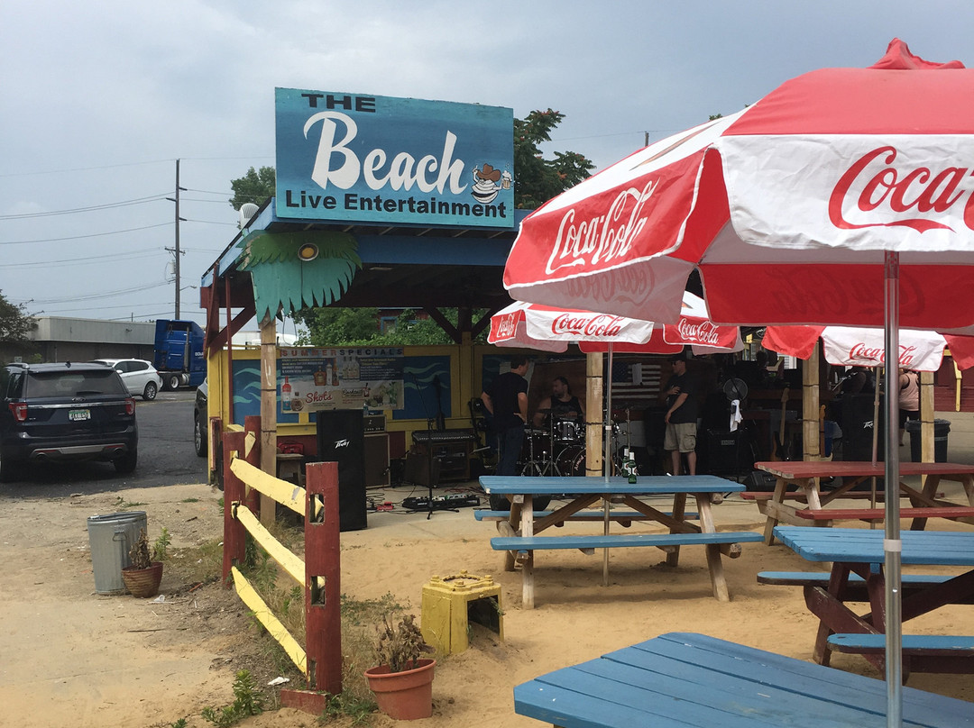 Luna Pier旅游景点-The Clamdiggers Lounge & Pizzeria