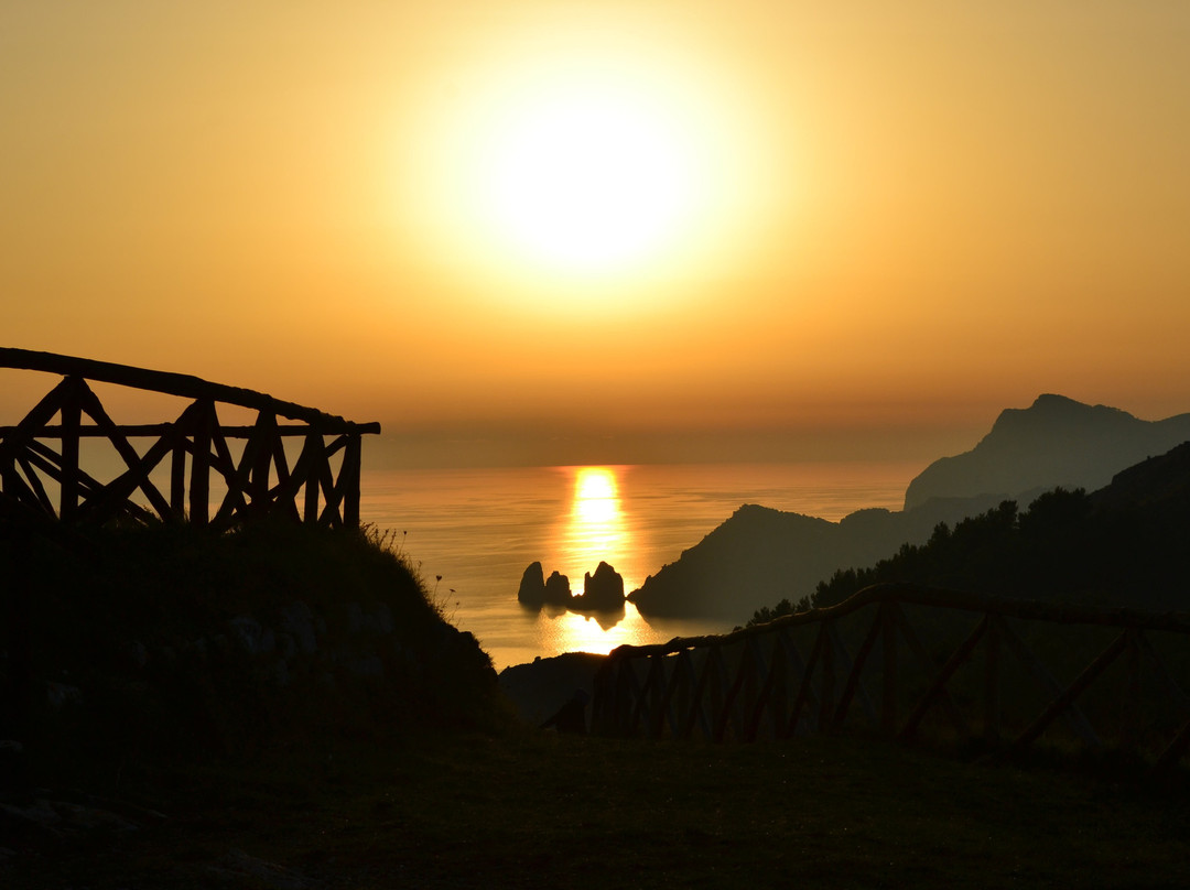 Monte San Costanzo-马萨卢布伦塞必去景点