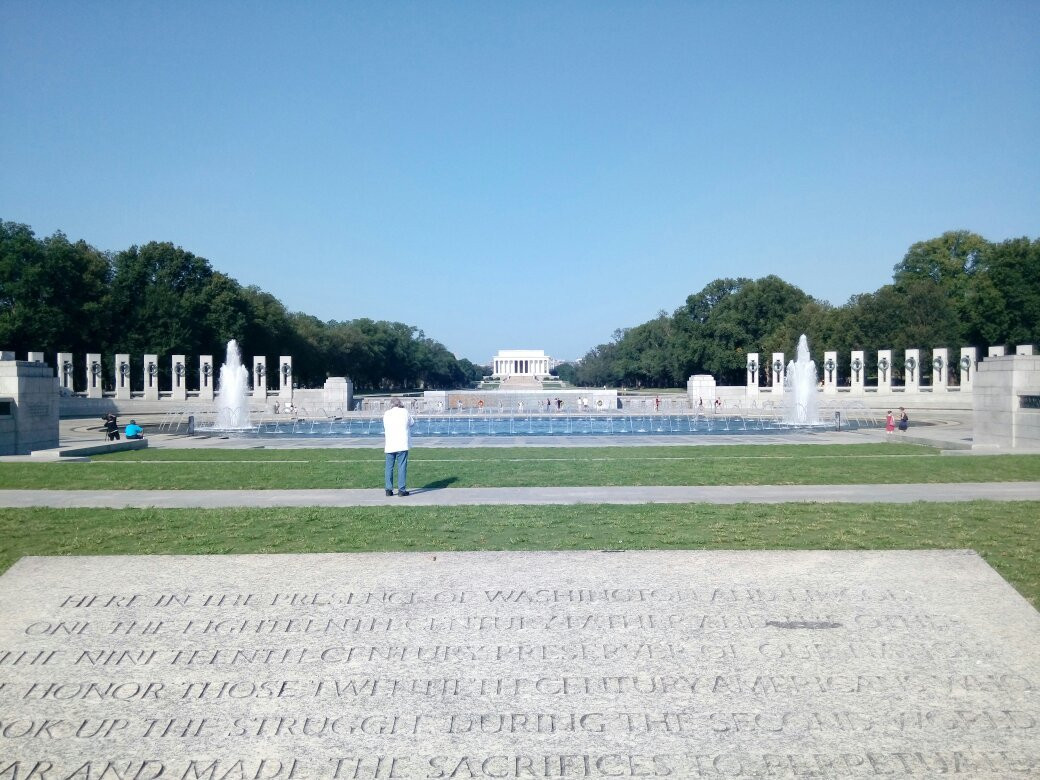 二战纪念碑景点图片