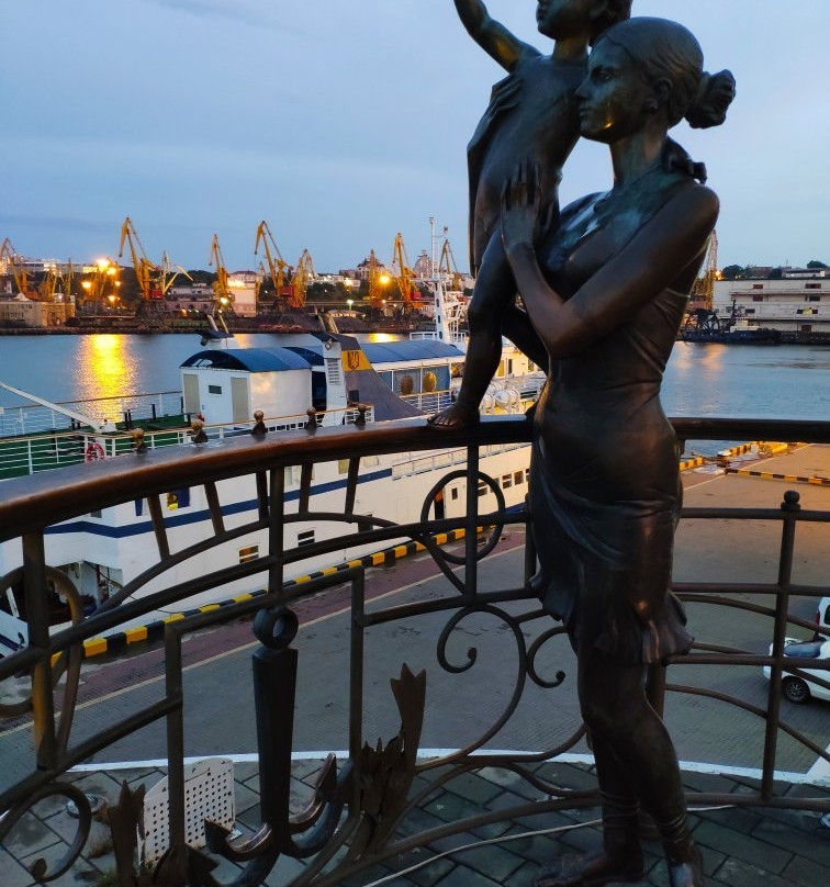 Sailor`s Wife Monument景点图片