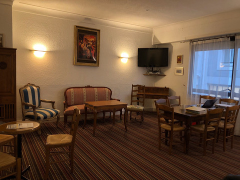 十字架酒店主图