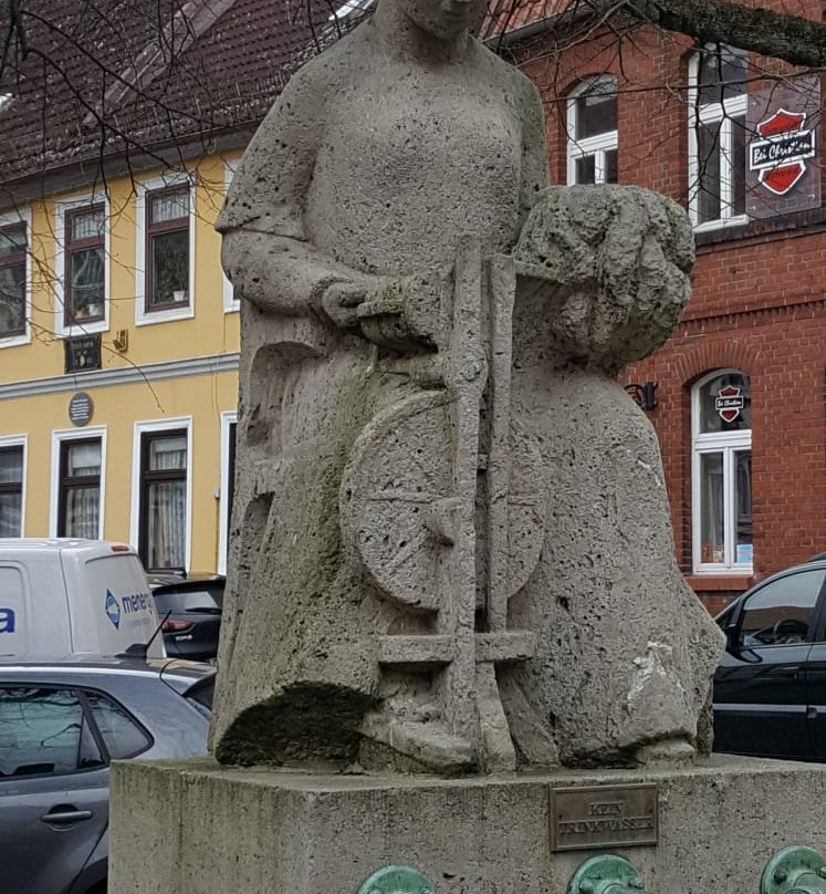 Springbrunnen "Die Spinnerin"-Helmstedt必去景点