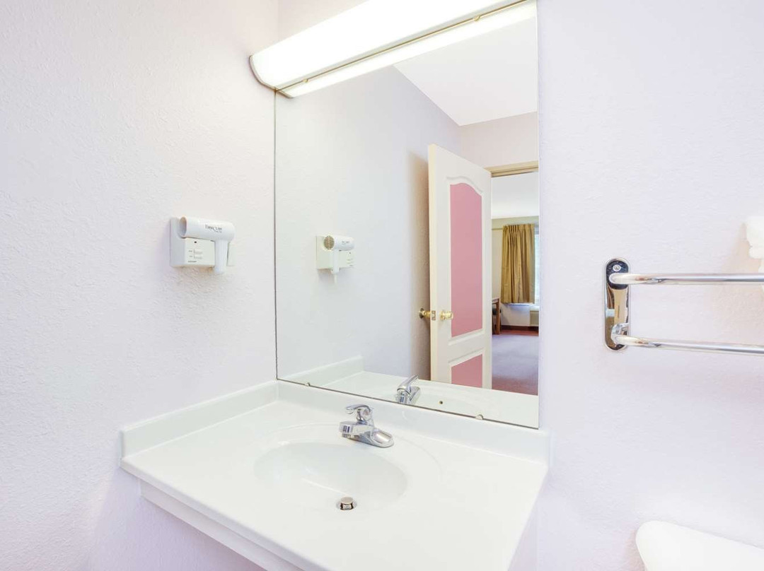 Super 8 by Wyndham Brooklyn主图