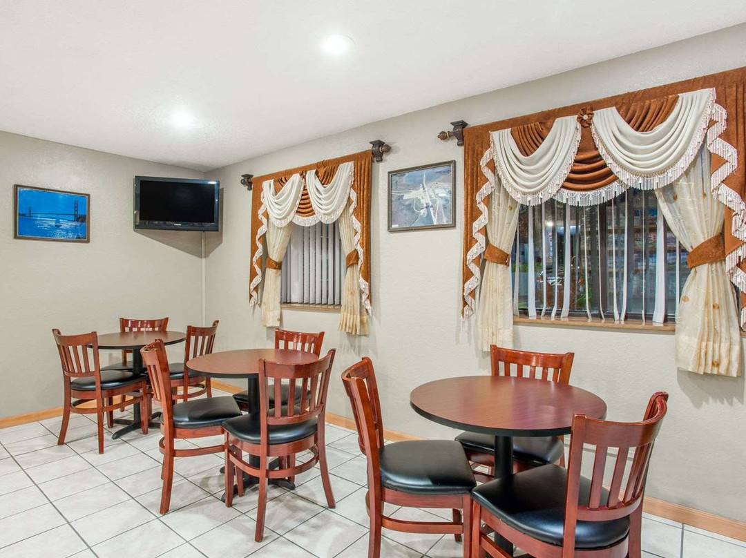 马塞纳NY速8酒店主图