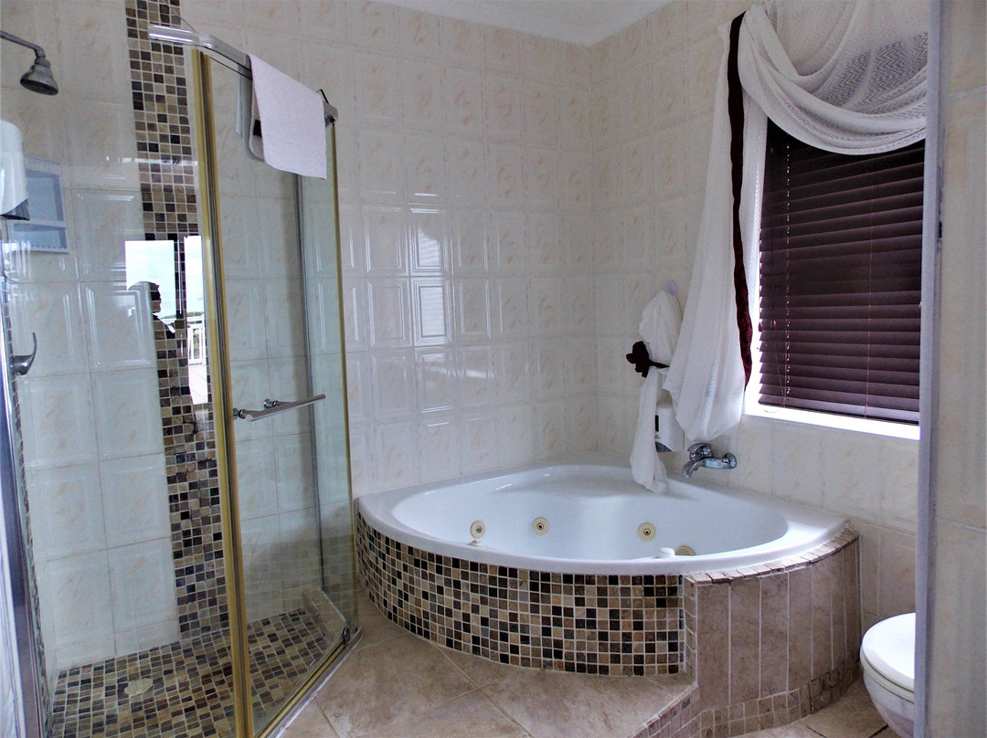 Bluewater Beachfront Guest House主图