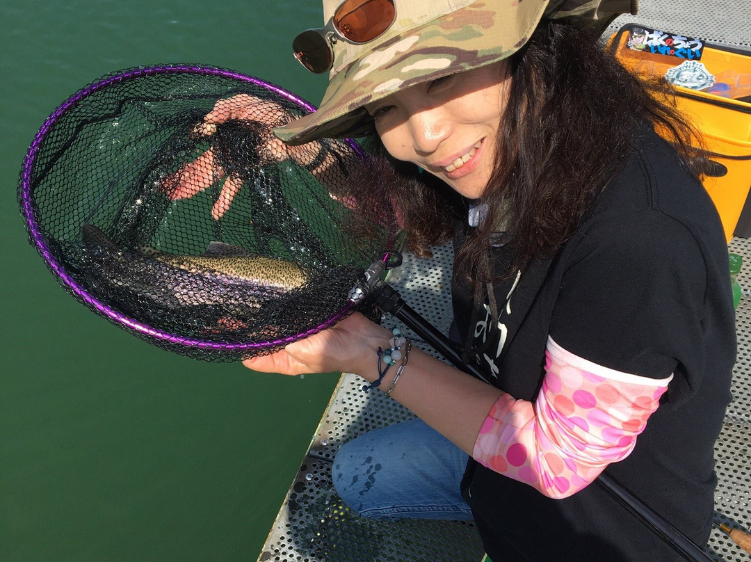 Lake Higashiyama Fishing Area景点图片
