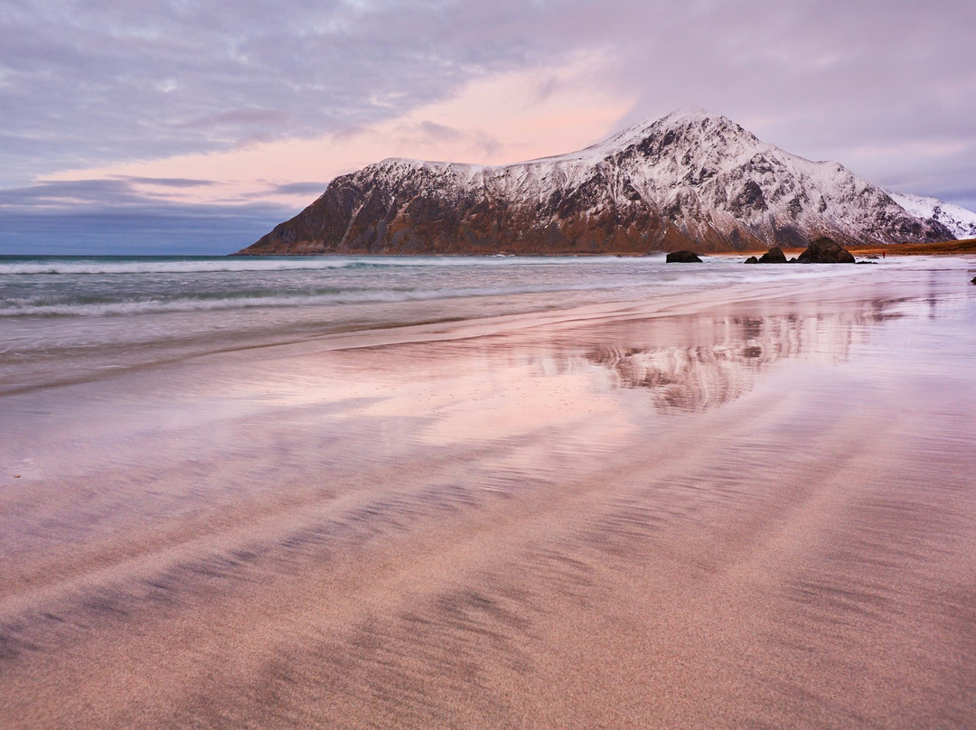 Flakstad Beach景点图片
