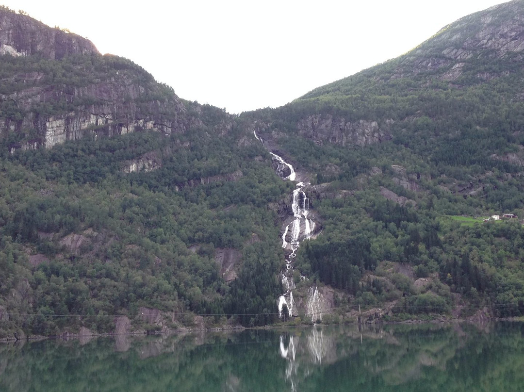 Vidfossen Waterfall景点图片