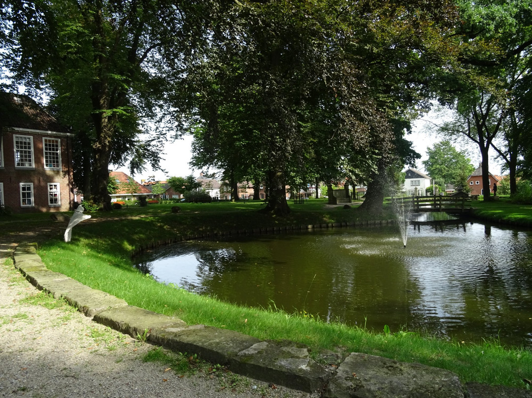 Zitbank gesitueerd in het Stadspark "Engels Tuin"景点图片