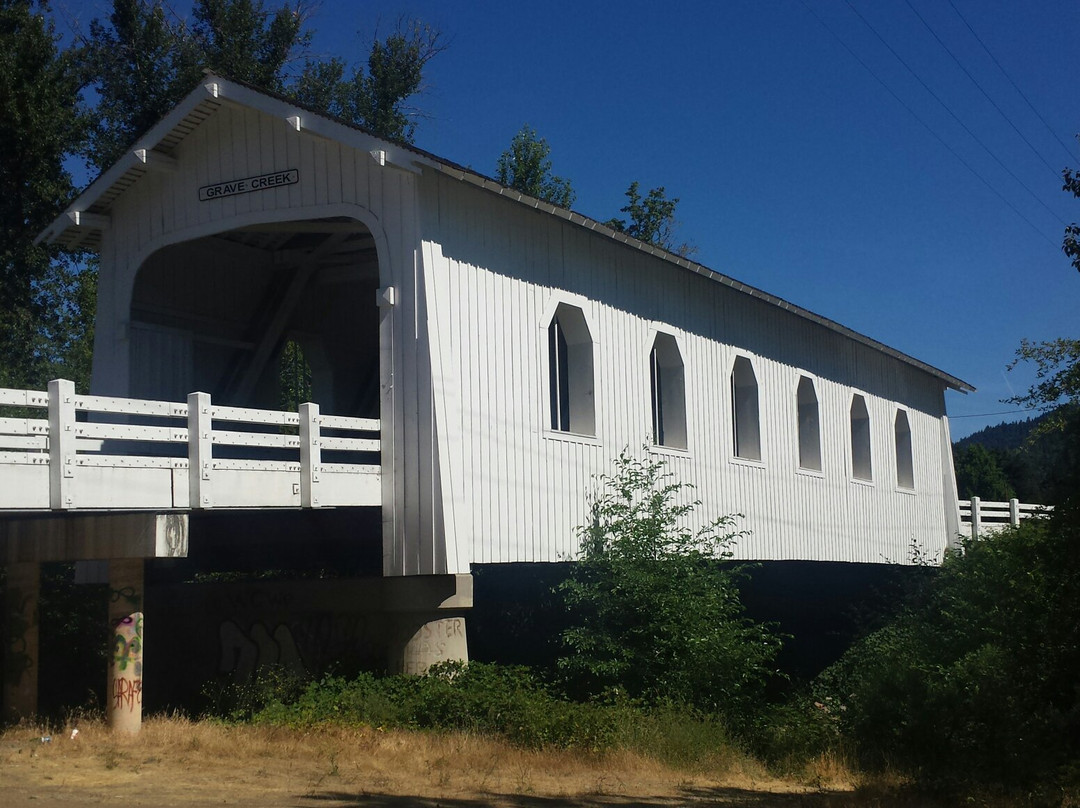Grave Creek Covered Bridge-Sunny Valley必去景点