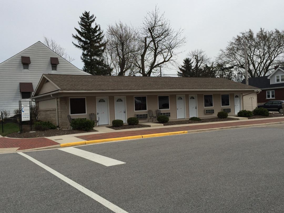 The Crescent Motel主图