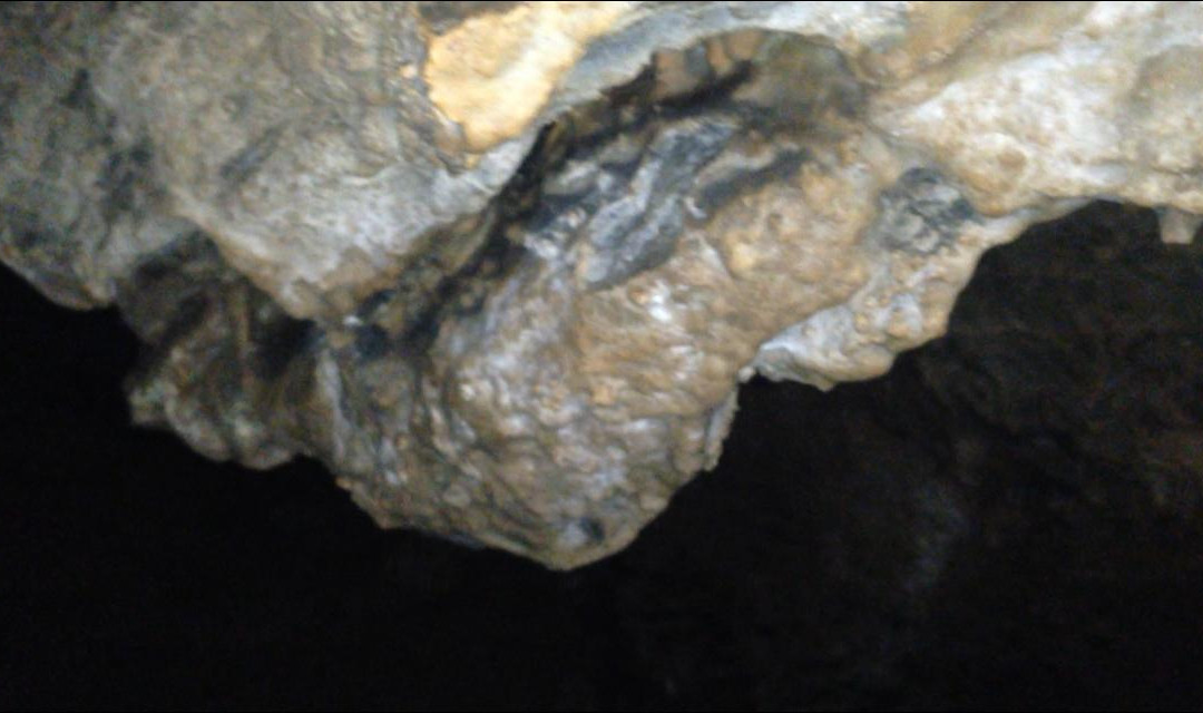 Cave Karaulnaya景点图片