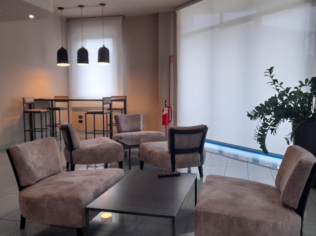 布鲁酒店主图
