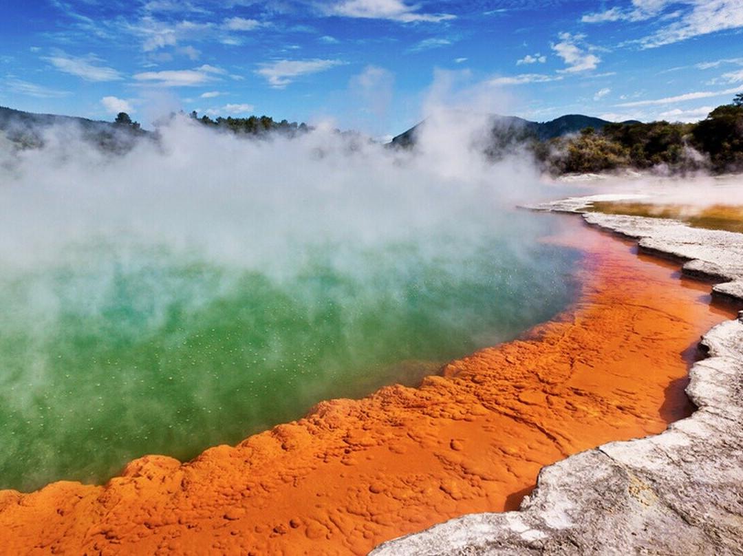 WAI-O-TAPU GEOTHERMAL WONDERLAND, ROTORUA - GROUP DAY TOUR FROM AUCKLAND