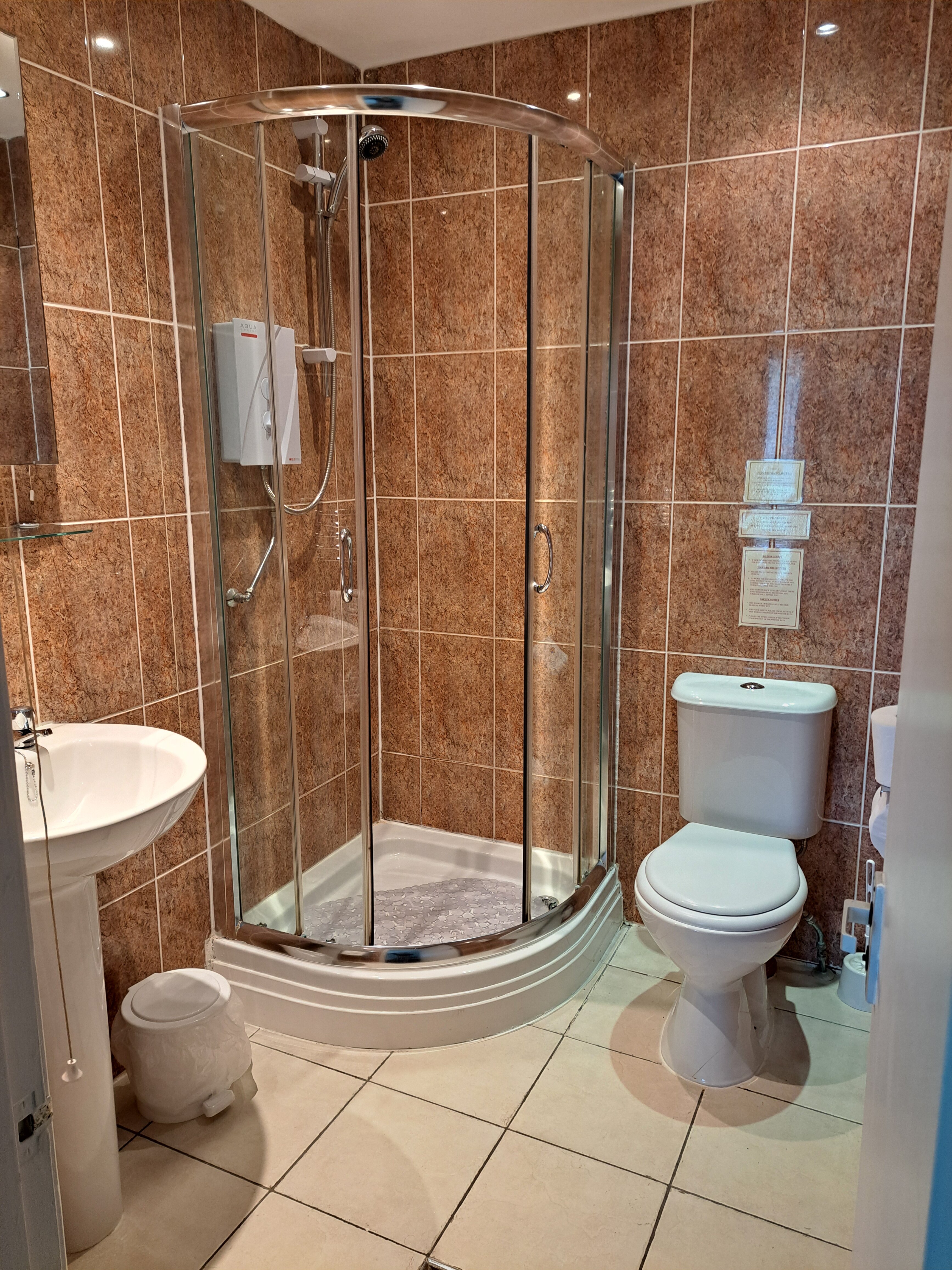 OYO Lamphey Hall Hotel-浴室