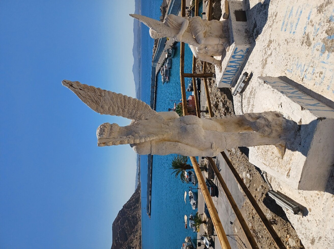 Icaros & Daedalus Statues景点图片