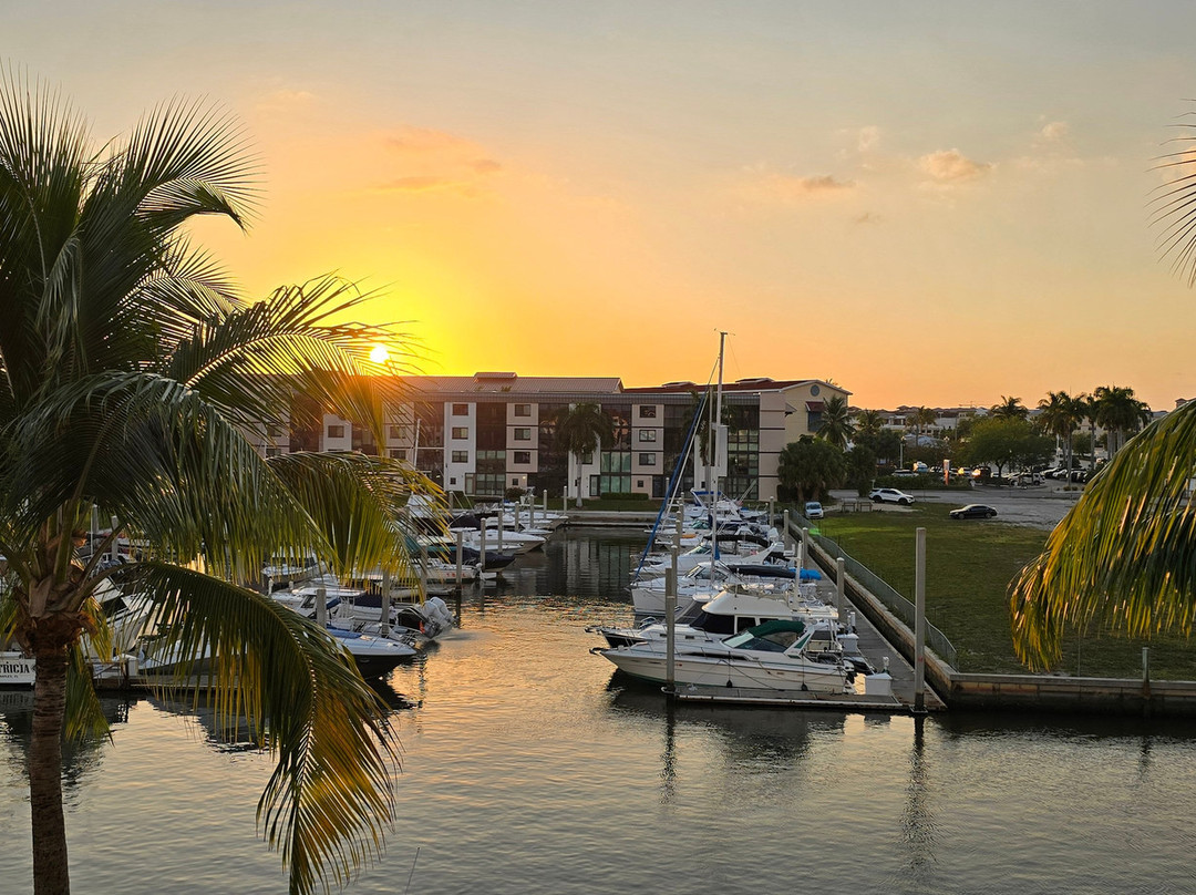 那不勒斯海湾度假酒店主图