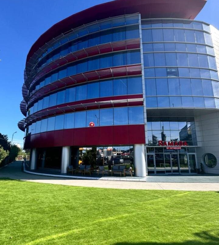 温德姆华美达布加勒斯特奥托佩尼机场酒店主图