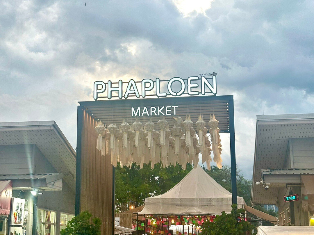 Phaploen Market景点图片