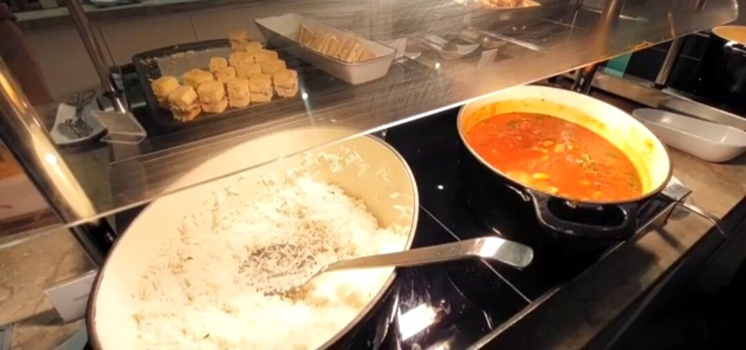Plaza Premium Lounge Heathrow T2 Departures景点图片