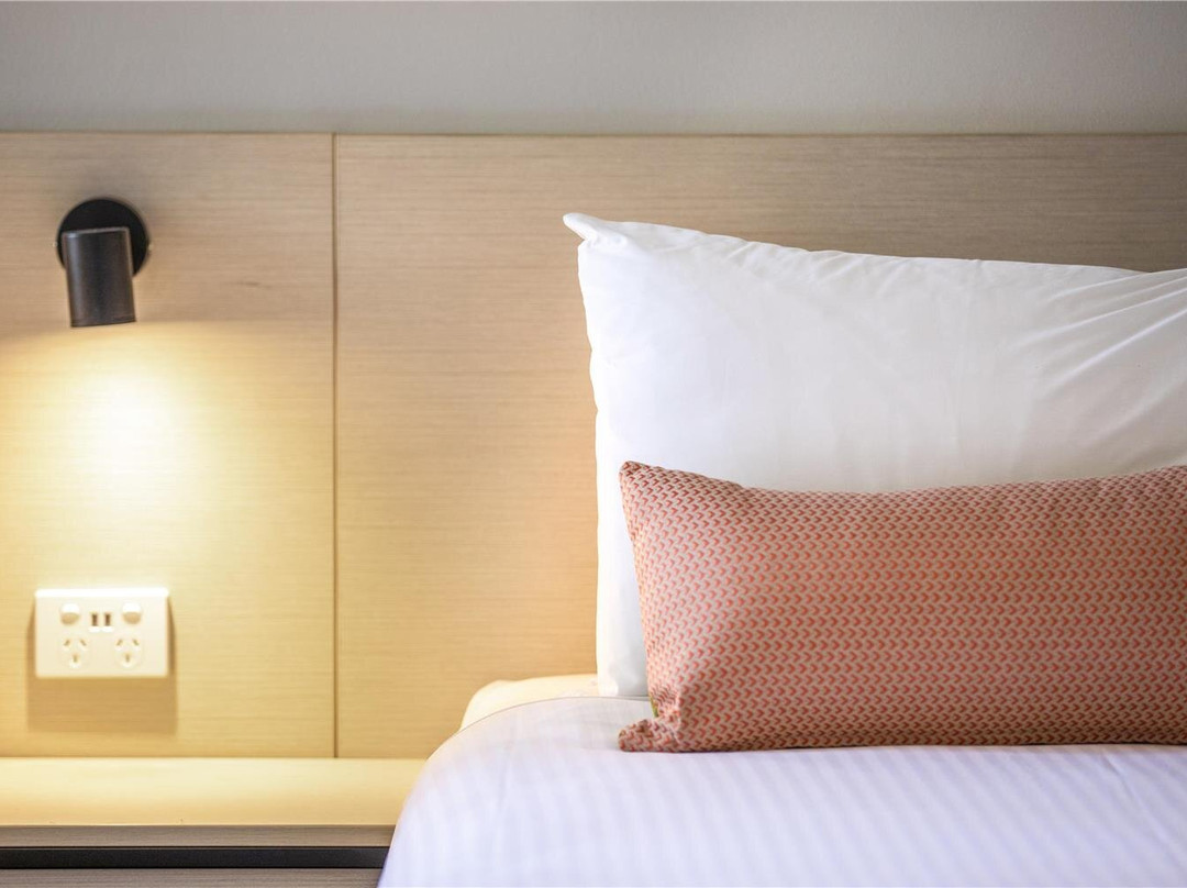 Nightcap at Glengala Hotel主图